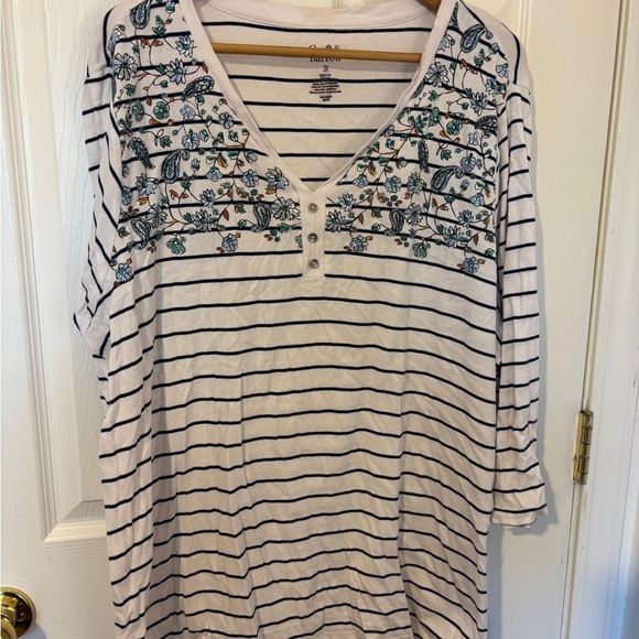 Croft & Barrow White & Navy Blue striped women's 3/4 sleeve Floral V-neck top - Picture 2 of 4